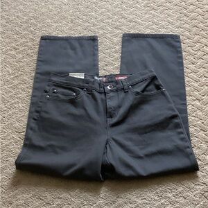 Share
STEEL GREY STRETCH STRAIGHT LEG JEANS STYLE & COMPANY Size 6 SHORT